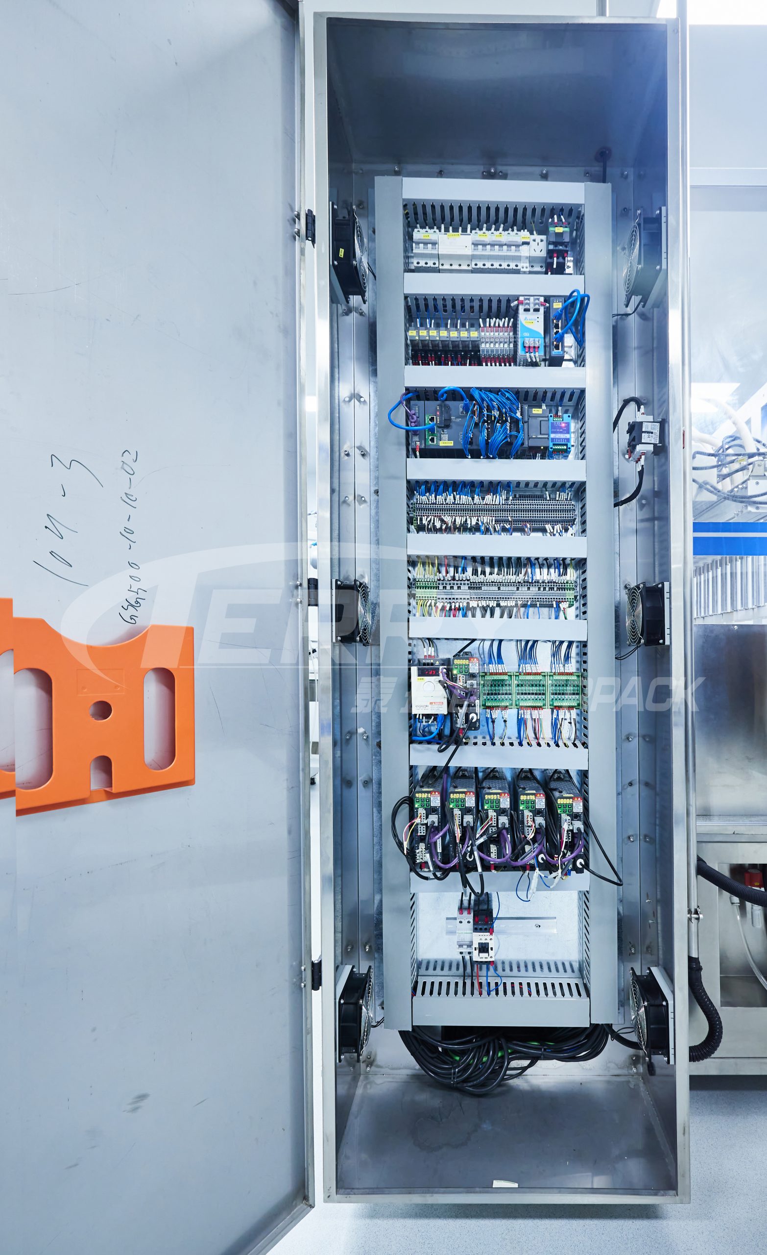 Automatic Bottle Sorting Machine, In-Line Blowing And Suction Machine, Ten-Head Continuous Filling Machine, Bottle Sorting And Butterfly Cap Capping Machine Project Site (4)