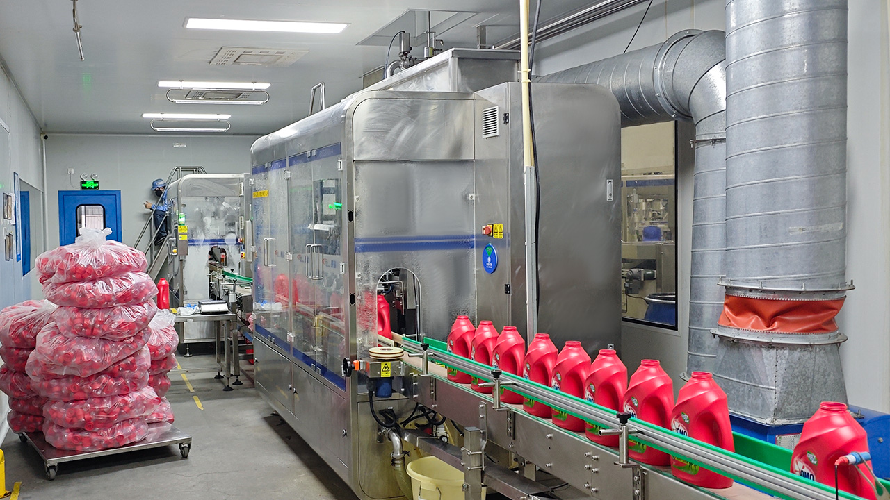 Six-Head Gear Pump Attached To The Filling Machine; Insertion-Type Pump Cover Capping Machine Project Site (3)